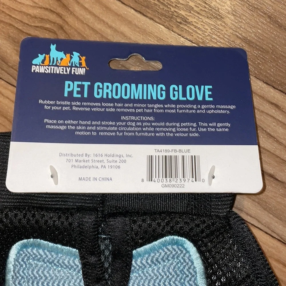 Pet grooming glove
